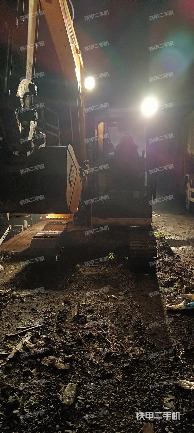 驾驶室顶部(整机外观) 驾驶室顶部(整机外观)