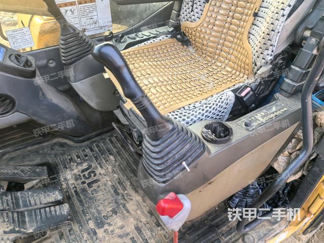 座椅右侧控制台/钥匙门/油门/含右手柄(驾驶室部分) 座椅右侧控制台/钥匙门/油门/含右手柄(驾驶室部分)