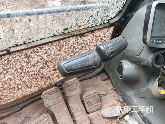 行走控制手柄和踏板?俯拍(駕駛室部分) 行走控制手柄和踏板?俯拍(駕駛室部分)