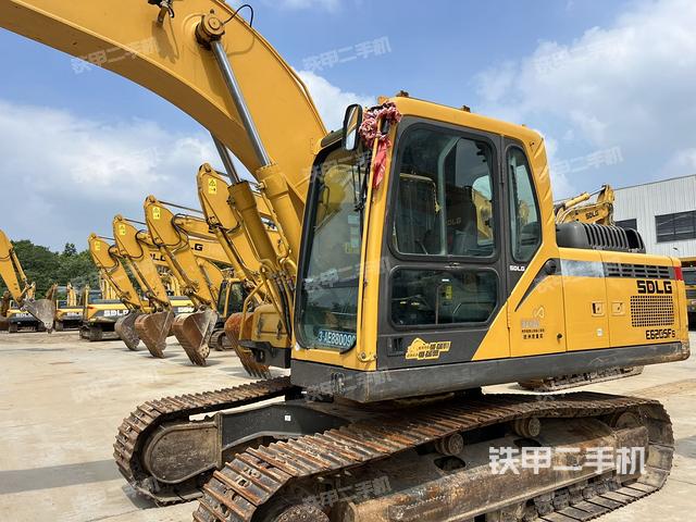 駕駛室整體(整機外觀) 駕駛室整體(整機外觀)