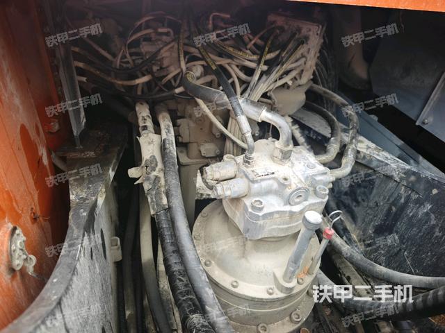 回轉(zhuǎn)馬達(dá)和主控閥(整機(jī)外觀) 回轉(zhuǎn)馬達(dá)和主控閥(整機(jī)外觀)