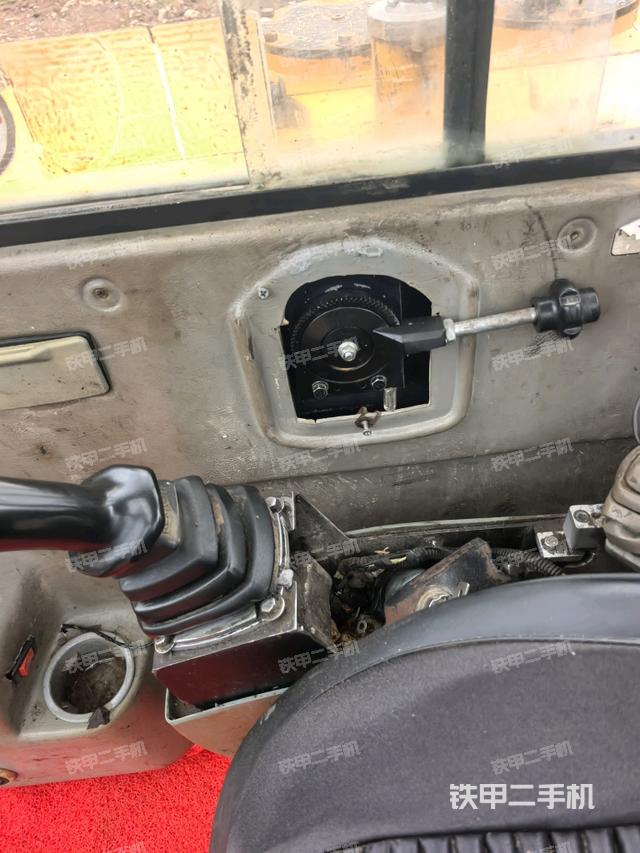 座椅左侧控制台/音响/含左手柄(驾驶室部分) 座椅左侧控制台/音响/含左手柄(驾驶室部分)