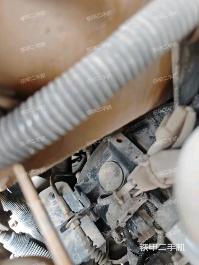 回转马达和主控阀(整机外观) 回转马达和主控阀(整机外观)