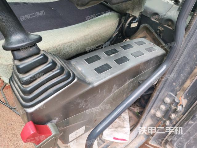 座椅左側(cè)控制臺/音響/含左手柄(駕駛室部分) 座椅左側(cè)控制臺/音響/含左手柄(駕駛室部分)