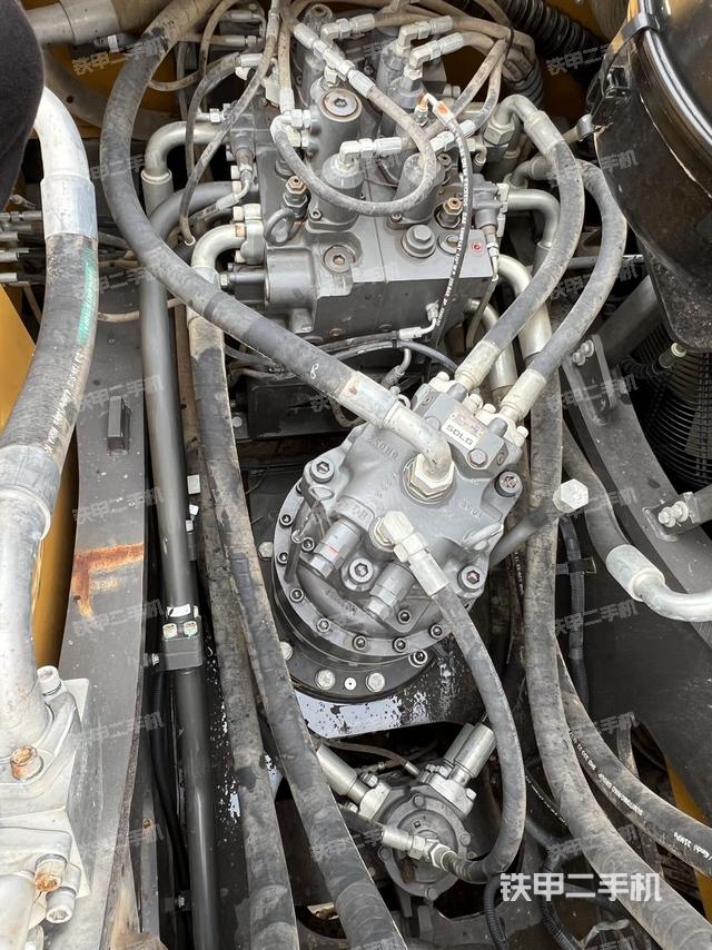 回轉(zhuǎn)馬達(dá)和主控閥(整機(jī)外觀) 回轉(zhuǎn)馬達(dá)和主控閥(整機(jī)外觀)