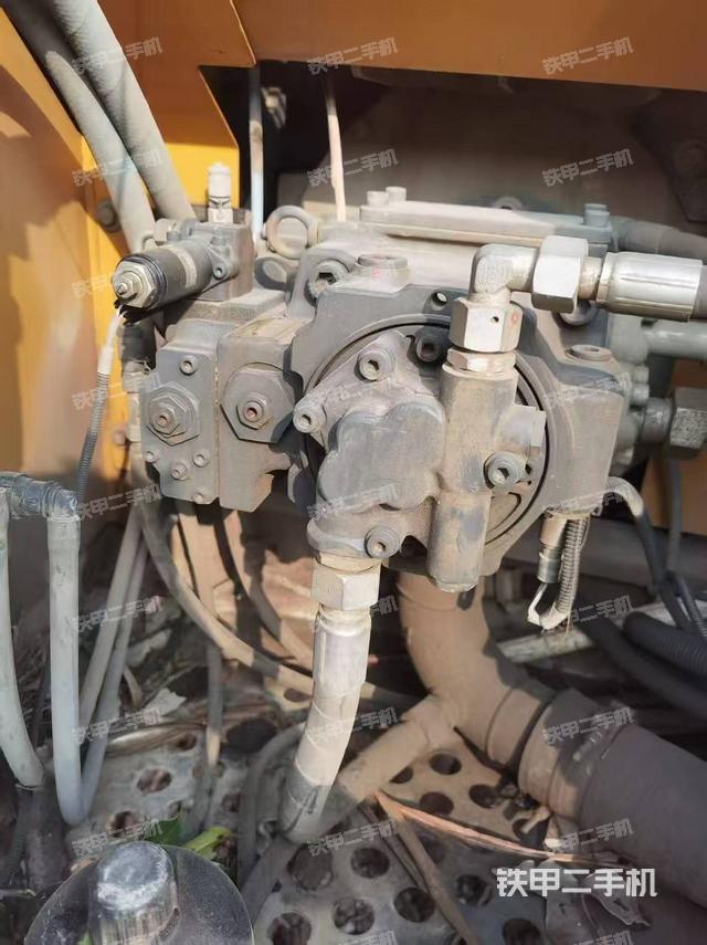 液压泵舱室正面整体(整机外观) 液压泵舱室正面整体(整机外观)