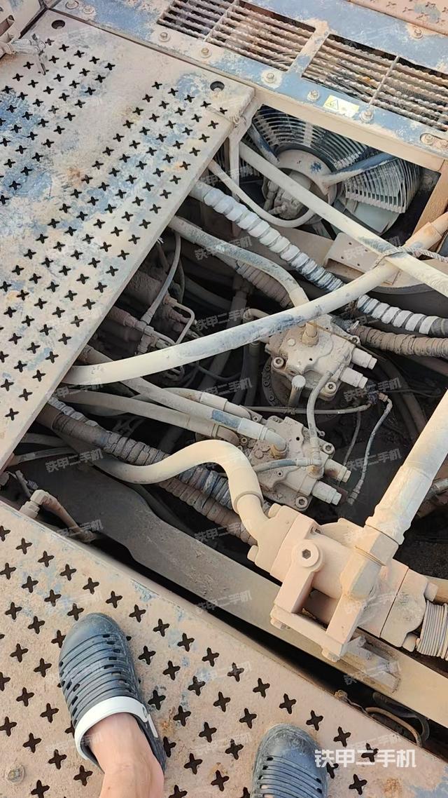 回轉(zhuǎn)馬達(dá)和主控閥（整機(jī)外觀）