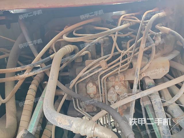 回转马达和主控阀(整机外观) 回转马达和主控阀(整机外观)