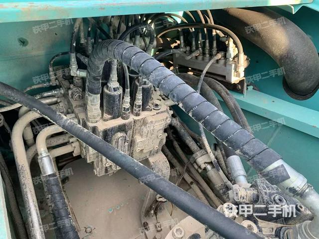 回轉(zhuǎn)馬達和主控閥(整機外觀) 回轉(zhuǎn)馬達和主控閥(整機外觀)