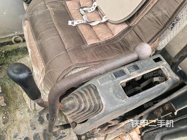 行走控制手柄和踏板?俯拍（駕駛室部分）