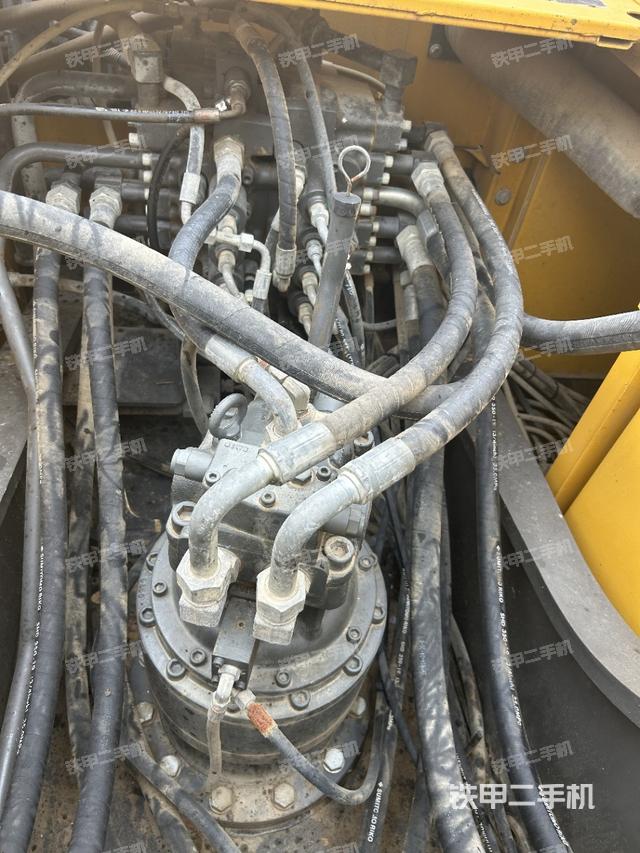 回轉馬達和主控閥(整機外觀) 回轉馬達和主控閥(整機外觀)