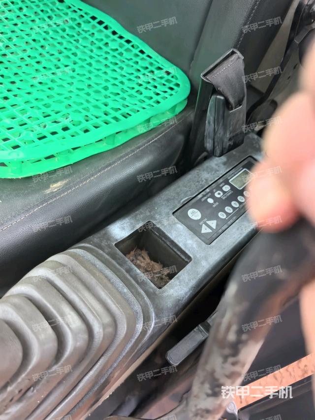 座椅右側(cè)控制臺(tái)/鑰匙門/油門/含右手柄(駕駛室部分) 座椅右側(cè)控制臺(tái)/鑰匙門/油門/含右手柄(駕駛室部分)