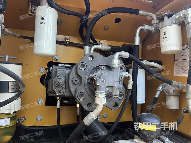 液壓泵艙室正面整體(整機外觀) 液壓泵艙室正面整體(整機外觀)