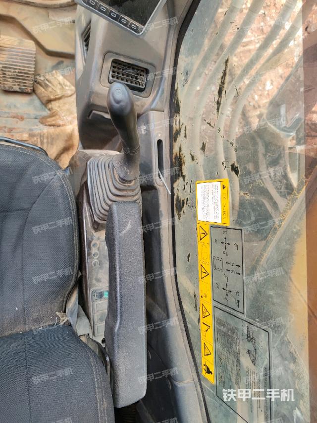 座椅右侧控制台/钥匙门/油门/含右手柄(驾驶室部分) 座椅右侧控制台/钥匙门/油门/含右手柄(驾驶室部分)