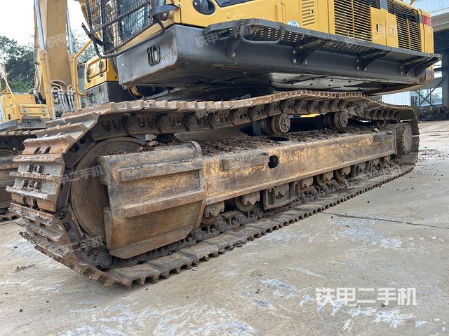 單側(cè)履帶整體(整機(jī)外觀) 單側(cè)履帶整體(整機(jī)外觀)