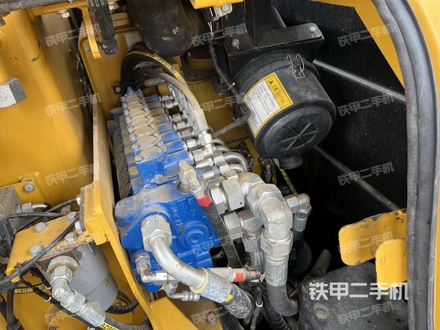 回转马达和主控阀(整机外观) 回转马达和主控阀(整机外观)