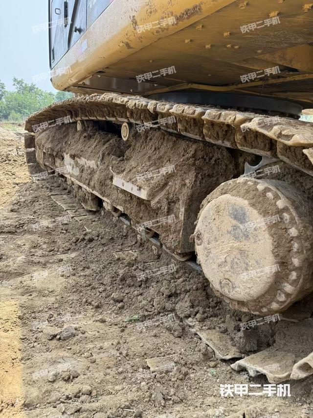 单侧履带整体(整机外观) 单侧履带整体(整机外观)