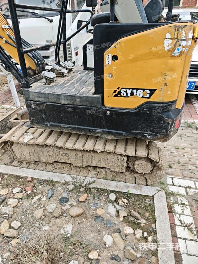 单侧履带整体(整机外观) 单侧履带整体(整机外观)