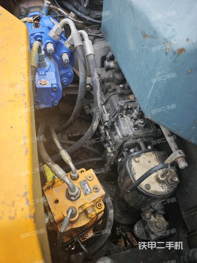 回转马达和主控阀(整机外观) 回转马达和主控阀(整机外观)