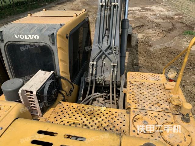 駕駛室頂部(整機(jī)外觀) 駕駛室頂部(整機(jī)外觀)