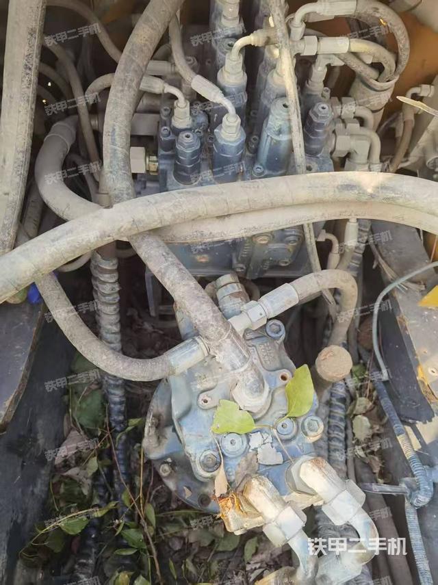 回转马达和主控阀(整机外观) 回转马达和主控阀(整机外观)