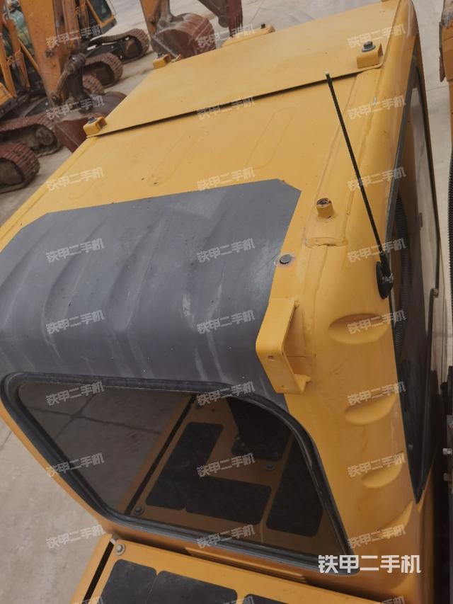 駕駛室頂部(整機(jī)外觀(guān)) 駕駛室頂部(整機(jī)外觀(guān))