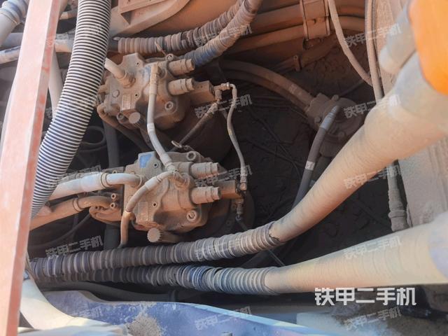 回转马达和主控阀(整机外观) 回转马达和主控阀(整机外观)