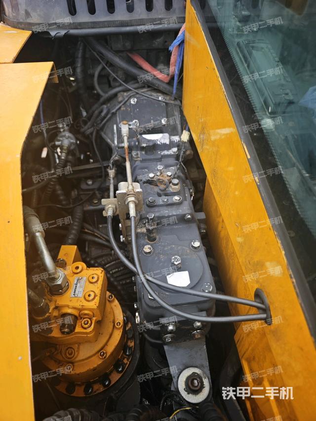 回转马达和主控阀(整机外观) 回转马达和主控阀(整机外观)