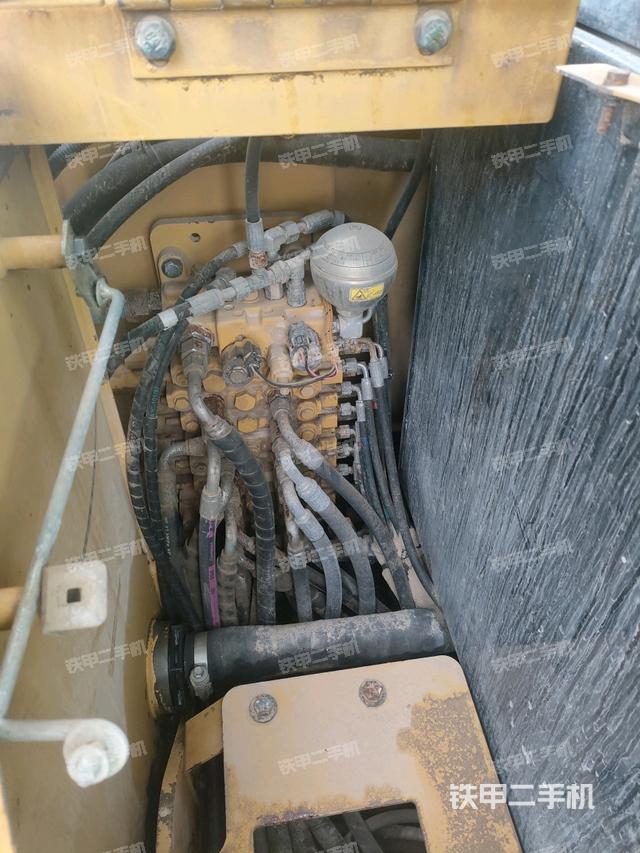 回轉(zhuǎn)馬達(dá)和主控閥(整機(jī)外觀) 回轉(zhuǎn)馬達(dá)和主控閥(整機(jī)外觀)