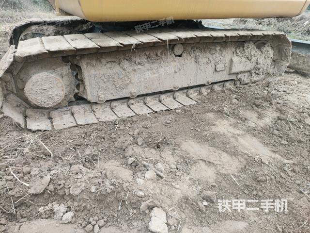 單側(cè)履帶整體(整機(jī)外觀) 單側(cè)履帶整體(整機(jī)外觀)