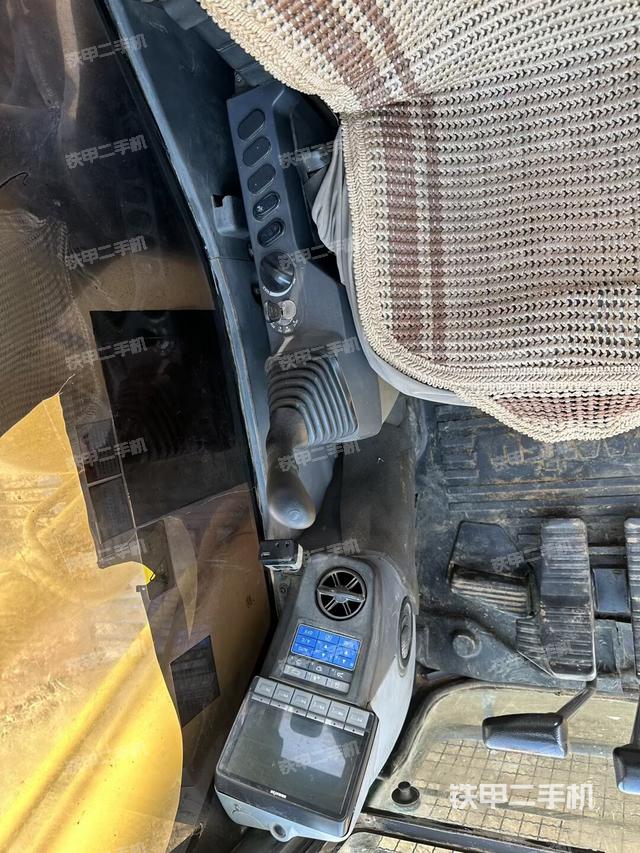 驾驶室整体(整机外观) 驾驶室整体(整机外观)