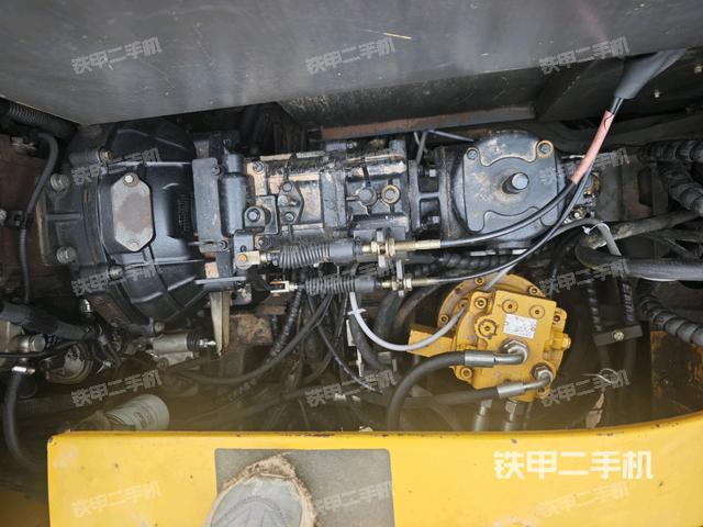 回转马达和主控阀(整机外观) 回转马达和主控阀(整机外观)