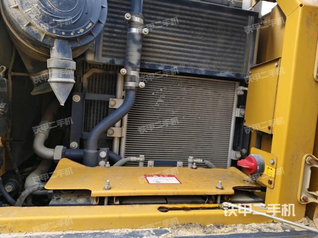 散熱器正面(大件艙室) 散熱器正面(大件艙室)