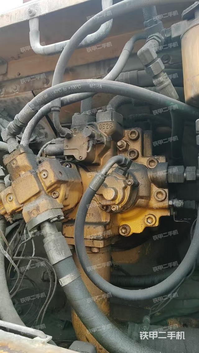 液压泵舱室正面整体(整机外观) 液压泵舱室正面整体(整机外观)