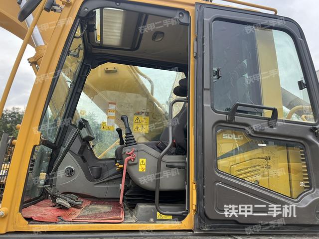 駕駛室整體(整機(jī)外觀) 駕駛室整體(整機(jī)外觀)