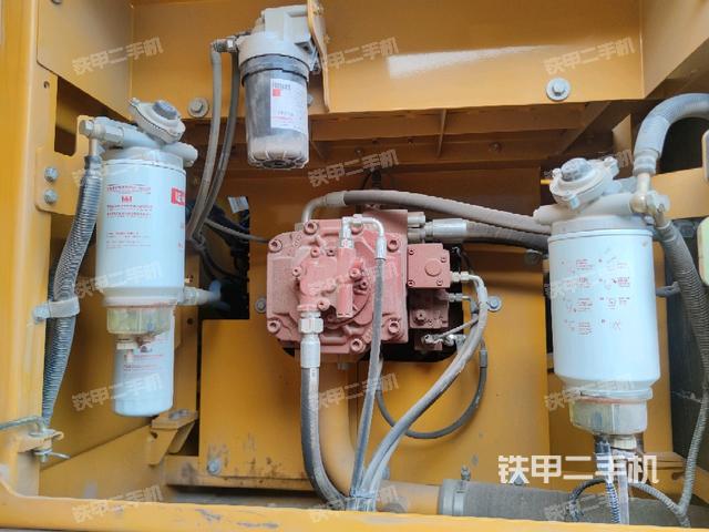 液压泵舱室正面整体(整机外观) 液压泵舱室正面整体(整机外观)