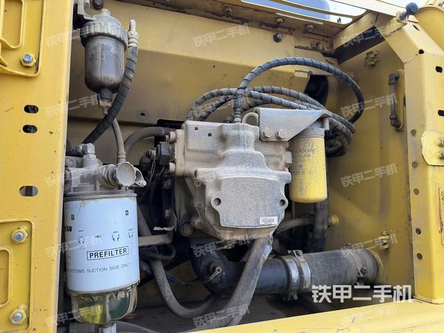 液压泵舱室正面整体(整机外观) 液压泵舱室正面整体(整机外观)