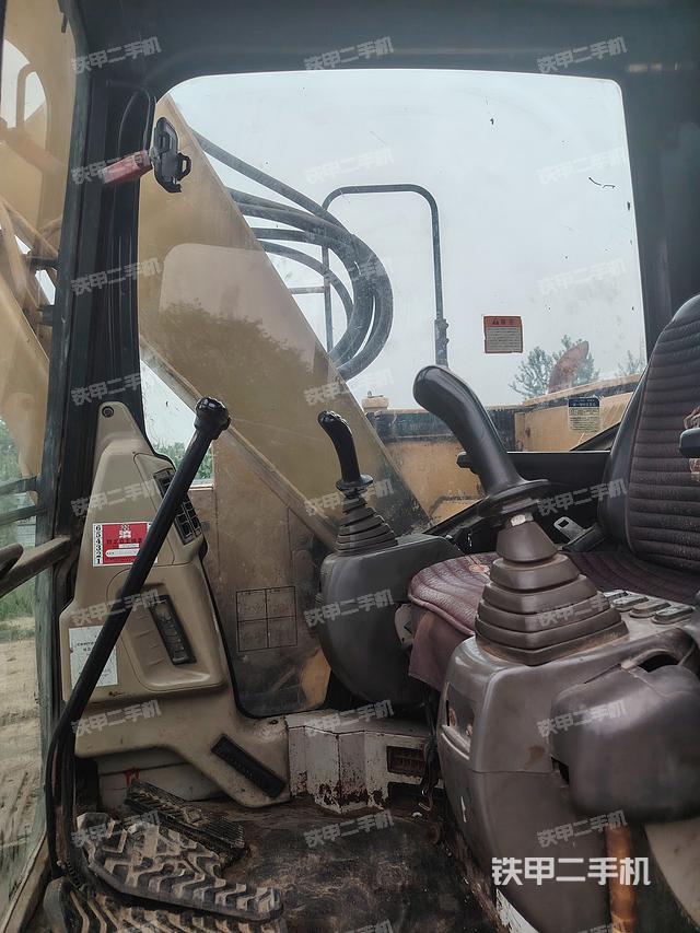 驾驶室整体(整机外观) 驾驶室整体(整机外观)