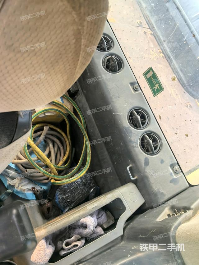 行走控制手柄和踏板 俯拍(驾驶室部分) 行走控制手柄和踏板 俯拍(驾驶室部分)