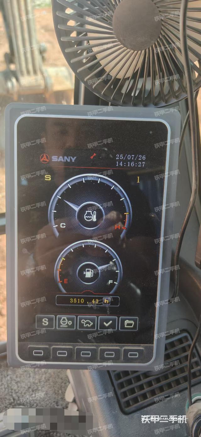 駕駛室整體(整機(jī)外觀) 駕駛室整體(整機(jī)外觀)