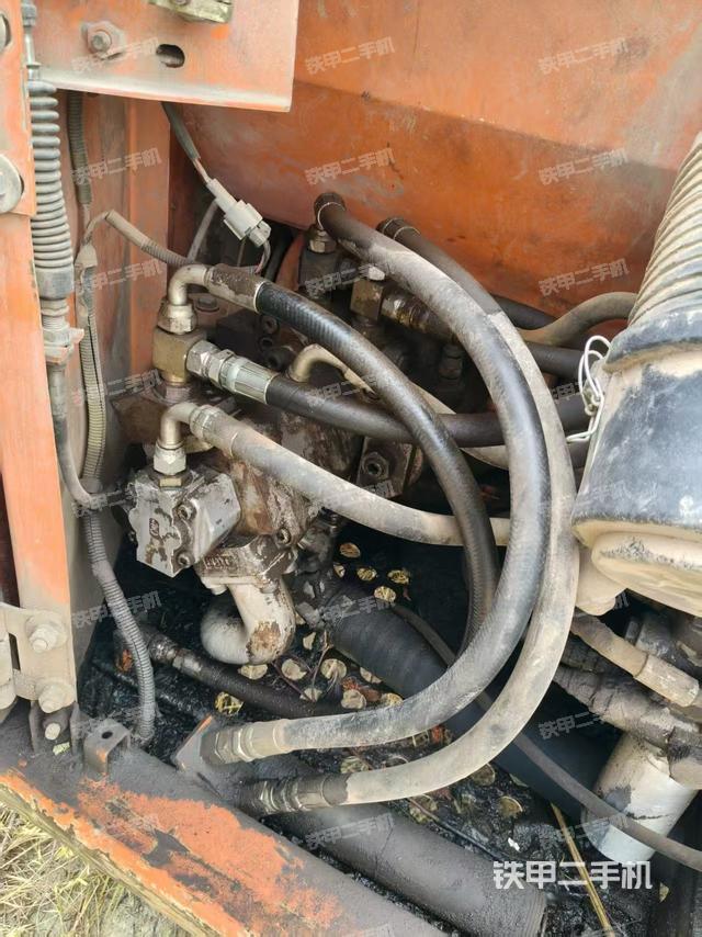 液壓泵艙室正面整體(整機(jī)外觀) 液壓泵艙室正面整體(整機(jī)外觀)