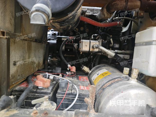 液压泵舱室正面整体(整机外观) 液压泵舱室正面整体(整机外观)