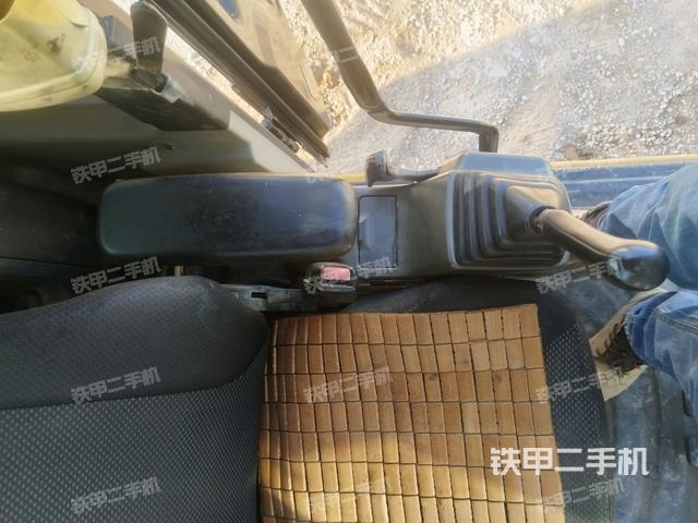 行走控制手柄和踏板?俯拍(駕駛室部分) 行走控制手柄和踏板?俯拍(駕駛室部分)