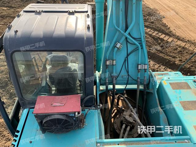 駕駛室頂部(整機(jī)外觀) 駕駛室頂部(整機(jī)外觀)