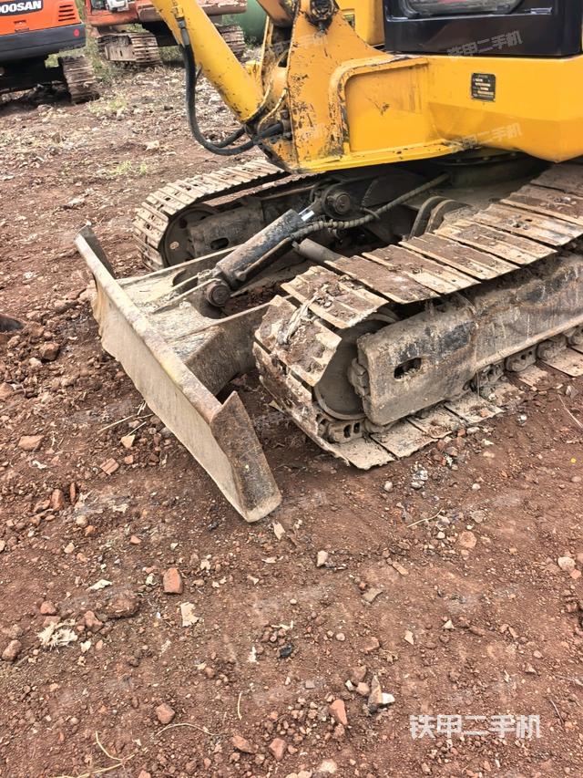 转盘和下车架正前(工作和回转装置) 转盘和下车架正前(工作和回转装置)