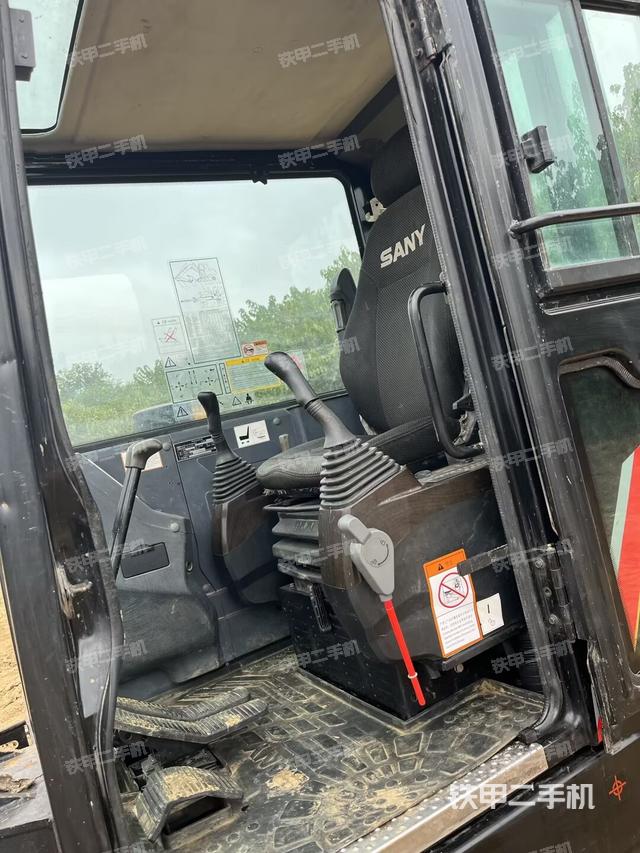 驾驶室整体(整机外观) 驾驶室整体(整机外观)