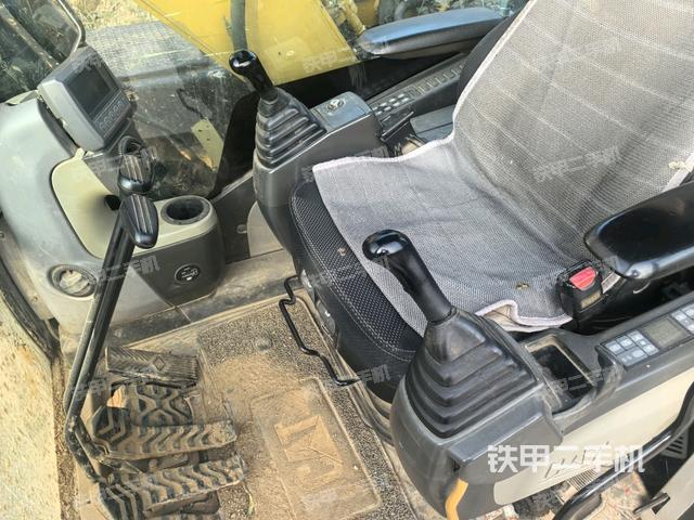 座椅右側(cè)控制臺/鑰匙門/油門/含右手柄(駕駛室部分) 座椅右側(cè)控制臺/鑰匙門/油門/含右手柄(駕駛室部分)