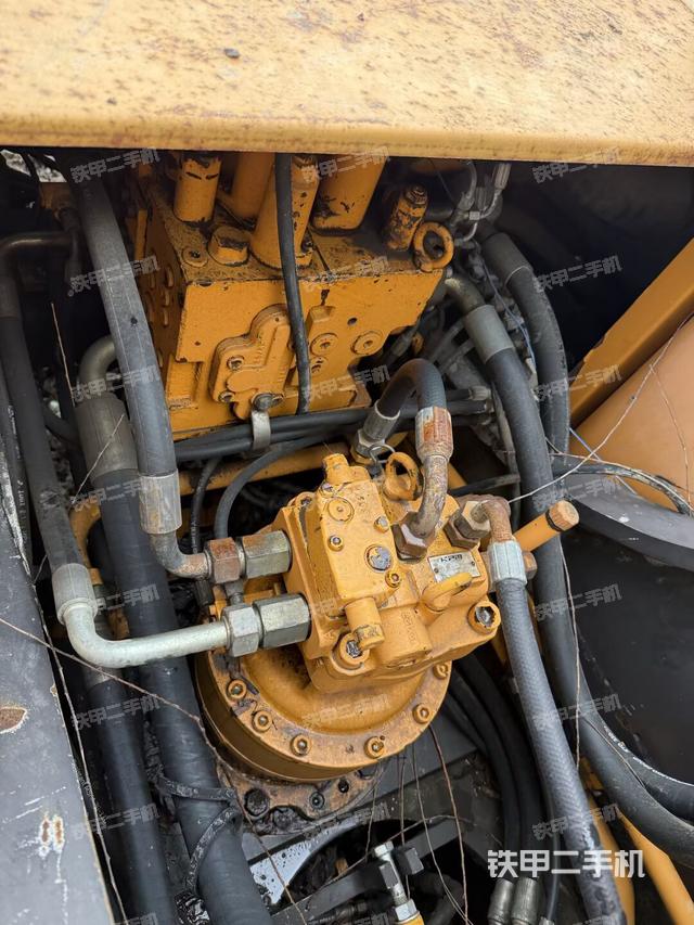 回转马达和主控阀(整机外观) 回转马达和主控阀(整机外观)