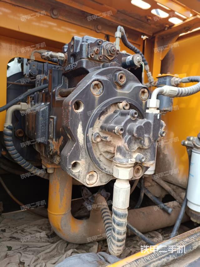 液壓泵艙室正面整體(整機外觀) 液壓泵艙室正面整體(整機外觀)