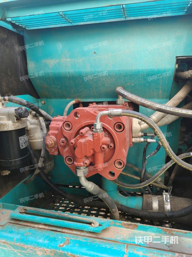 液压泵舱室正面整体(整机外观) 液压泵舱室正面整体(整机外观)